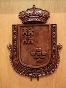 Emblema del Consejo tallado en madera