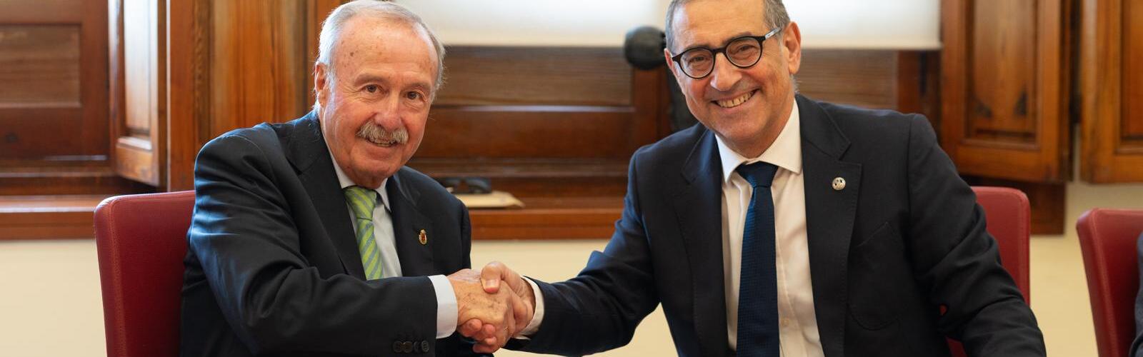 El Presidente del Consejo Jurídico estrecha la mano del Rector de la Universidad de Murcia